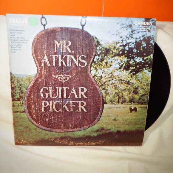 ~~~ CHET ATKINS ~~~ Mr Atkins Guitar Picker - Picture 1 of 2
